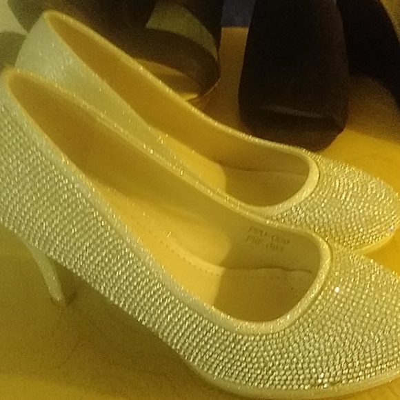 Shoes 6 1/2 to7 1/2 - Picture 2 of 5